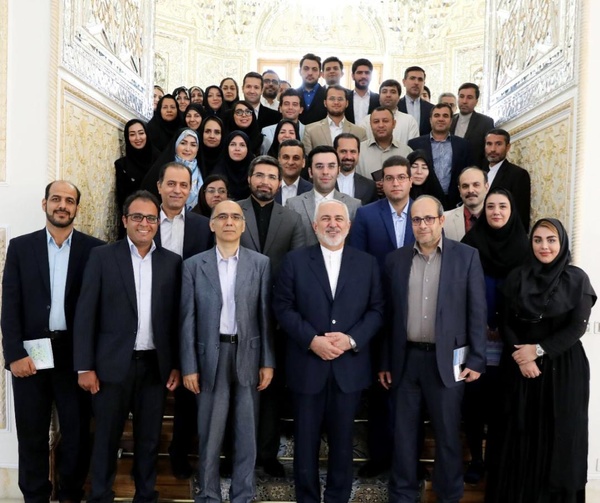 محمدجواد ظریف در کنار دانشجوهایش